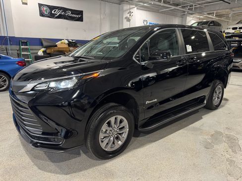 Used 2026 Toyota Sienna LE FWD image 4