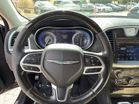 Used 2018 Chrysler 300 Limited image 25