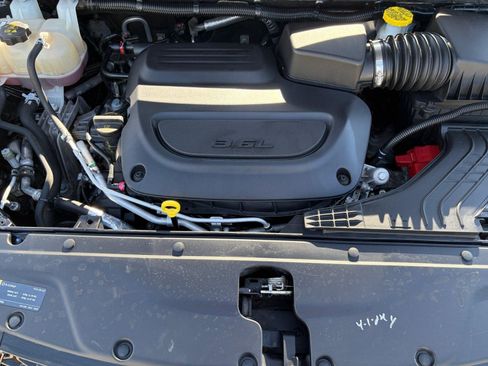 Used 2023 Chrysler Pacifica Touring-L FWD image 29