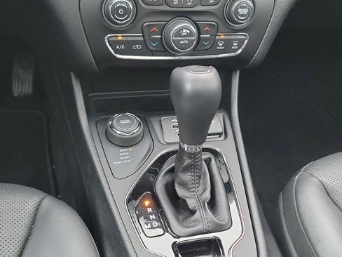 Used 2019 Jeep Cherokee Limited w/ Luxury Group image 18