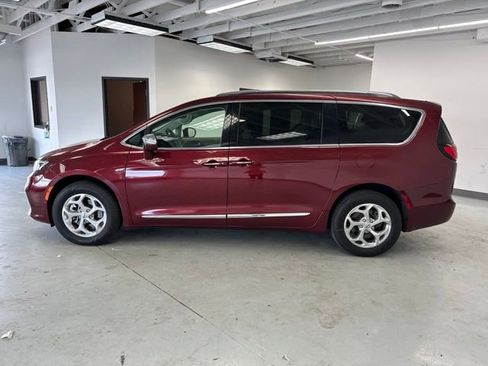 Used 2021 Chrysler Pacifica Limited w/ Premium & Safety Sphere Group AWD/4WD image 5