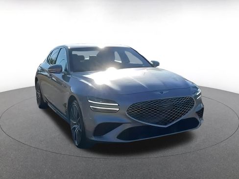 Used 2025 Genesis G70 2.5T image 3