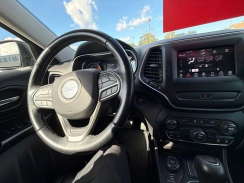 Used 2019 Jeep Cherokee Latitude Plus w/ Cold Weather Group AWD/4WD image 29