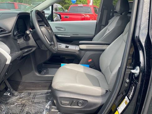Used 2025 Toyota Sienna XLE FWD image 6
