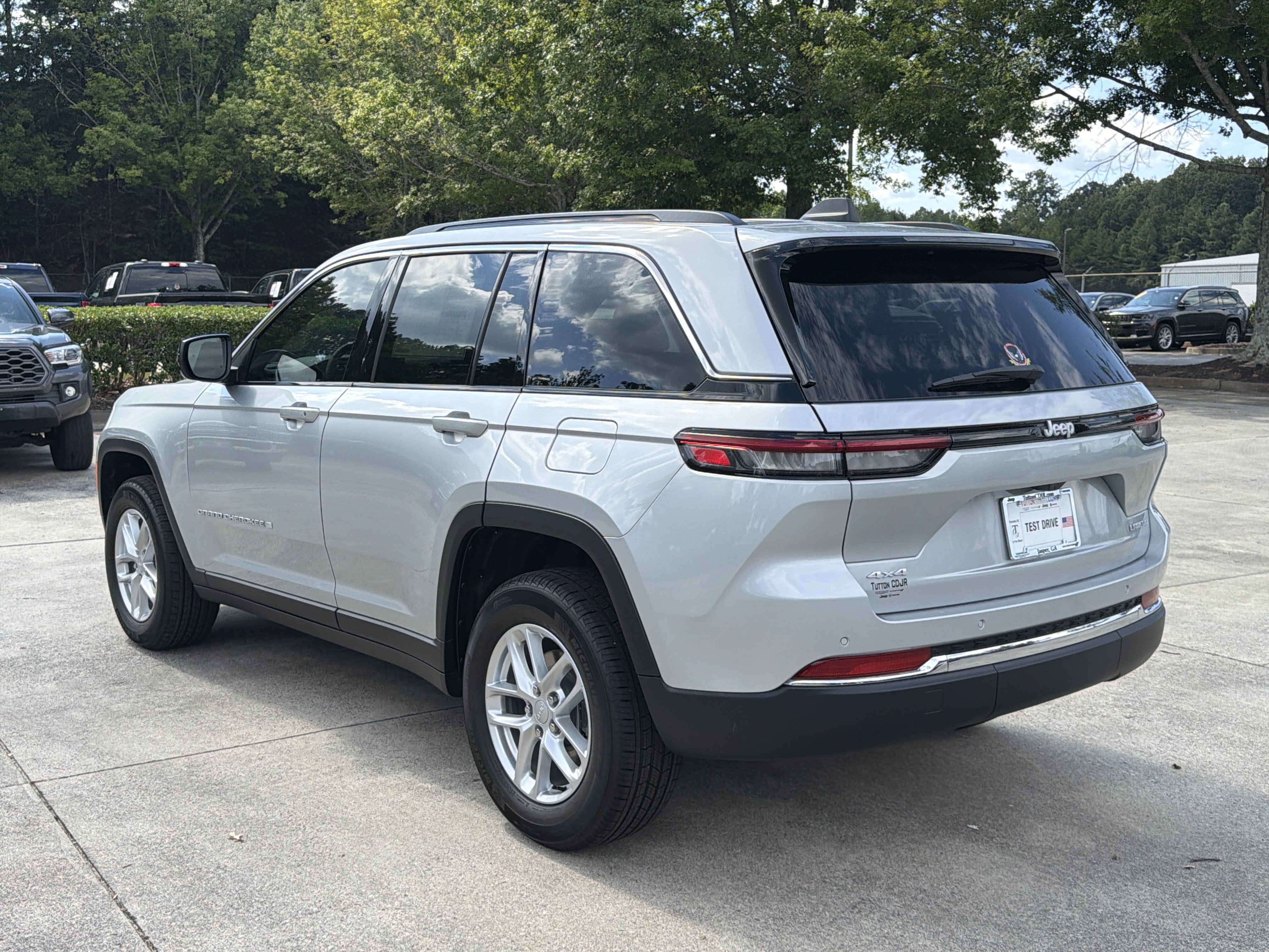 New 2026 Jeep Grand Cherokee Laredo w/ Trailer Tow Package AWD/4WD image 5