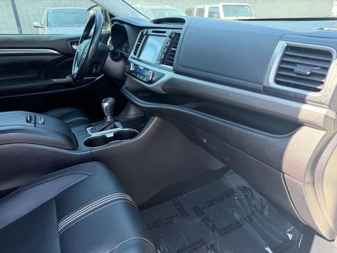 Used 2018 Toyota Highlander SE w/ Carpet Mat Package (TMS) AWD/4WD image 10