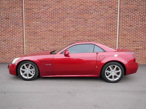 Used 2005 Cadillac XLR RWD image 2