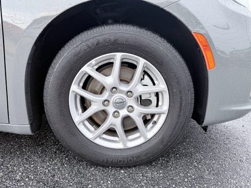 Used 2025 Chrysler Pacifica Select image 31