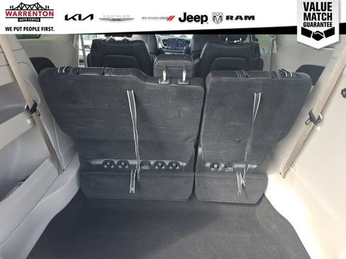 Used 2024 Chrysler Pacifica Touring-L FWD image 11