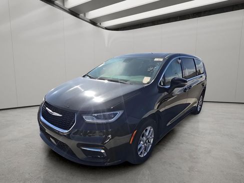Used 2023 Chrysler Pacifica Touring-L image 9