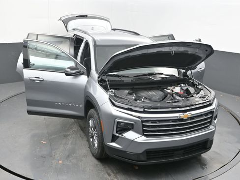 Used 2025 Chevrolet Traverse LT image 40