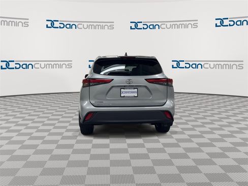 Used 2023 Toyota Highlander LE image 7