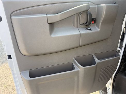 Used 2017 Chevrolet Express 3500 RWD image 29