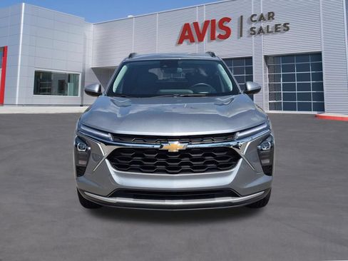 Used 2025 Chevrolet Trax LT w/ LT Convenience Package FWD image 2