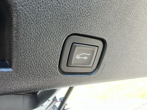 Used 2025 Chevrolet Traverse LT AWD/4WD image 11