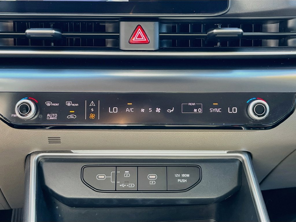 Certified 2025 Kia Carnival FWD image 25