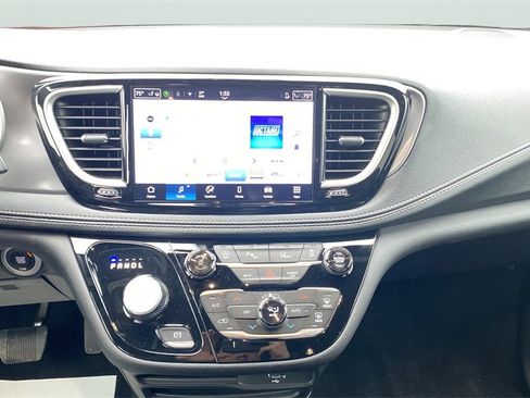 Used 2026 Chrysler Pacifica Select image 10
