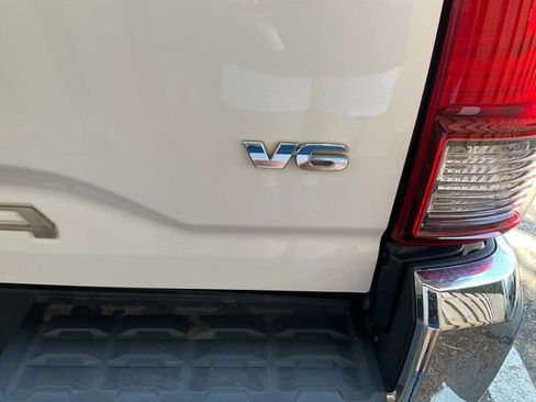 Used 2018 Toyota Tacoma SR5 RWD image 8