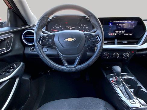 Used 2024 Chevrolet Trax LS w/ LS Convenience Package FWD image 6