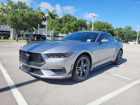 Used 2025 Ford Mustang Coupe RWD image 3