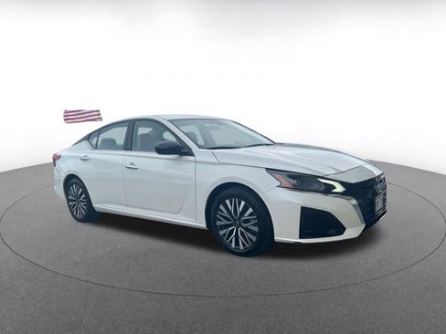 Used 2025 Nissan Altima 2.5 SV image 1