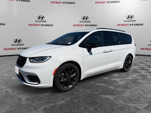 Used 2025 Chrysler Pacifica Limited FWD image 7