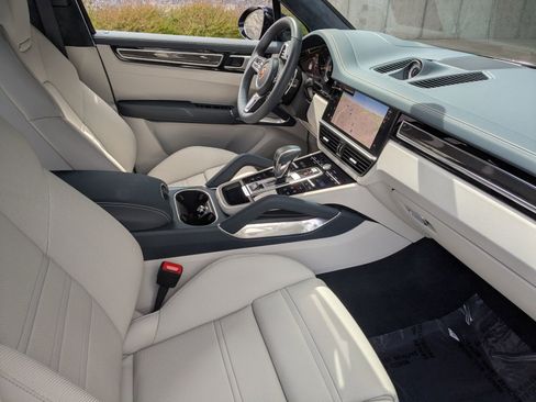 Certified 2023 Porsche Cayenne Turbo AWD/4WD image 27