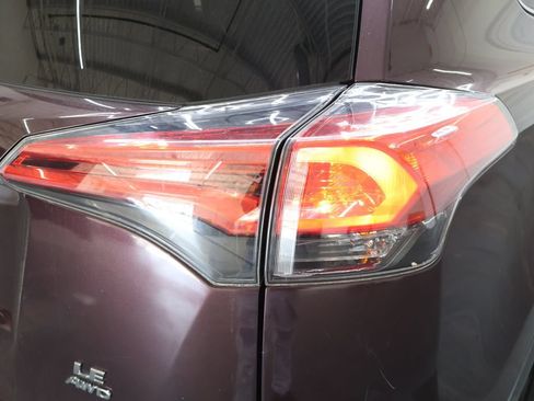 Used 2018 Toyota RAV4 LE AWD/4WD image 29