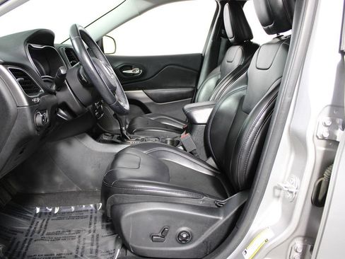 Used 2019 Jeep Cherokee Latitude Plus FWD image 10