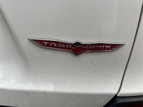 Used 2020 Jeep Cherokee Trailhawk image 24