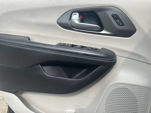 Used 2024 Chrysler Pacifica Touring-L FWD image 22