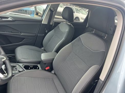 Used 2025 Volkswagen Taos SE image 7