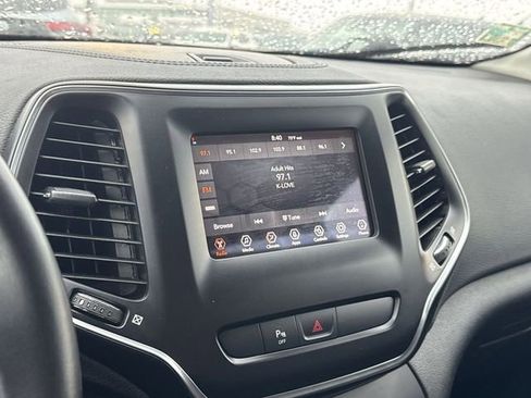 Used 2019 Jeep Cherokee Latitude Plus AWD/4WD image 17