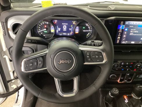 Used 2025 Jeep Wrangler Unlimited Sahara w/ Safety Group AWD/4WD image 19