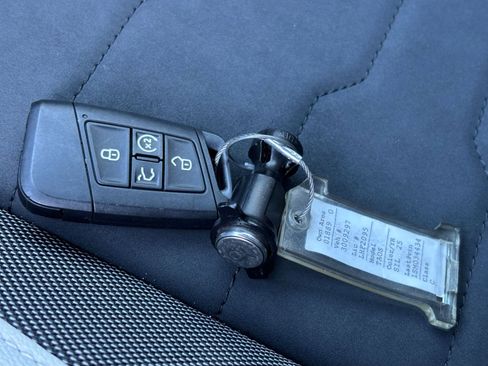 Used 2025 Volkswagen Taos SE image 22