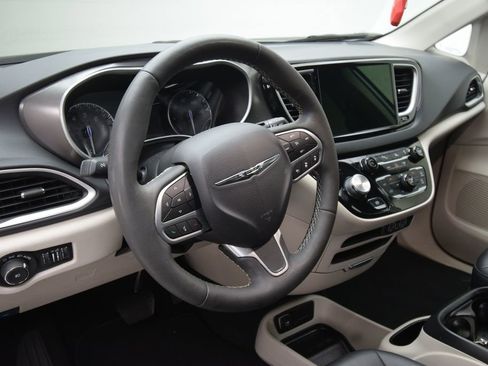 Used 2024 Chrysler Pacifica Touring-L image 15