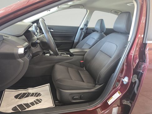 Used 2024 Nissan Altima 2.5 SV FWD image 12