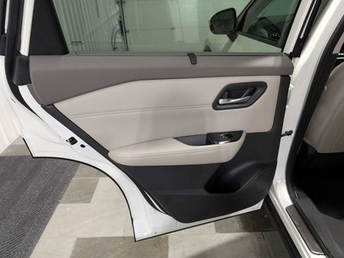 Used 2023 Nissan Rogue SL w/ SL Premium Package image 9