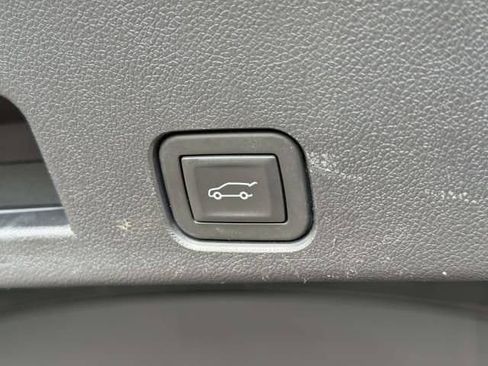 Used 2025 Chevrolet Traverse LT AWD/4WD image 10