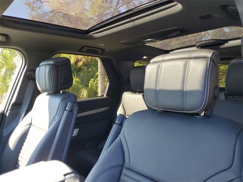 Used 2025 Land Rover Discovery Dynamic SE image 23