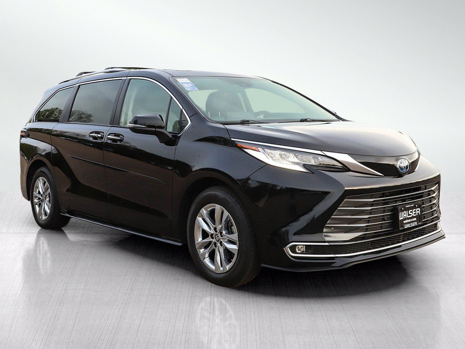 Used 2024 Toyota Sienna Limited AWD/4WD image 7