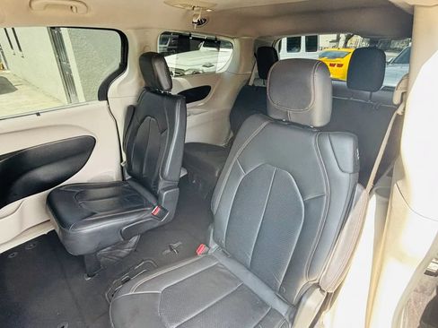 Used 2018 Chrysler Pacifica Touring-L Plus FWD image 10