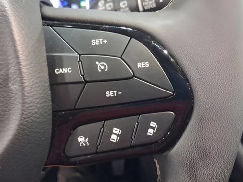 Used 2025 Chrysler Pacifica Limited FWD image 35