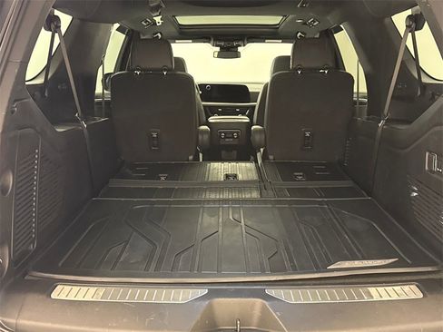 Used 2025 Chevrolet Suburban Z71 w/ Comfort Package image 13