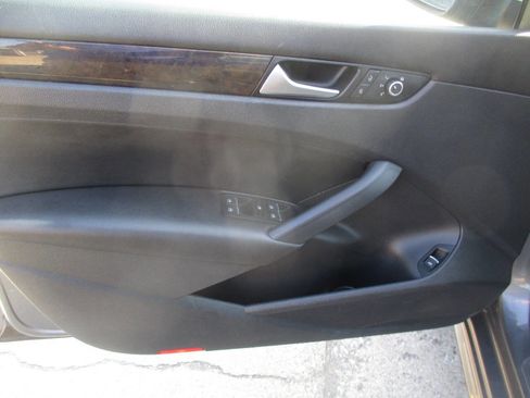 Used 2014 Volkswagen Passat 3.6 SEL Premium image 11