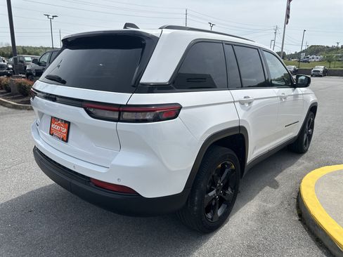 Used 2023 Jeep Grand Cherokee Altitude image 8