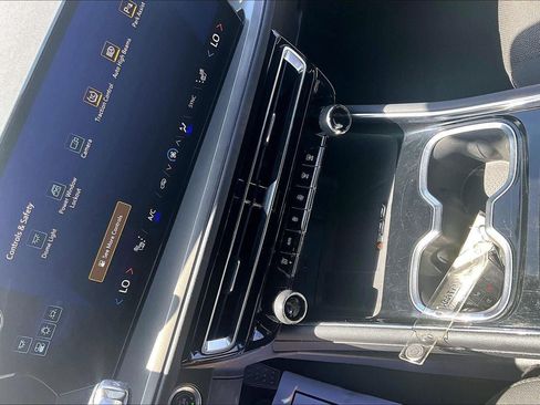 Used 2024 Chevrolet Traverse LT AWD/4WD image 18