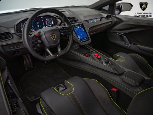 Used 2024 Lamborghini Revuelto image 27
