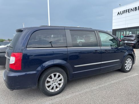 Used 2014 Chrysler Town & Country Touring FWD image 3
