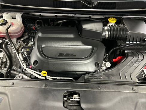 Used 2024 Chrysler Pacifica Touring-L image 27